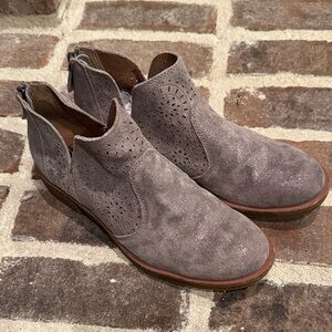 Sofft Gray/Silver suede Ankle Booties size 8